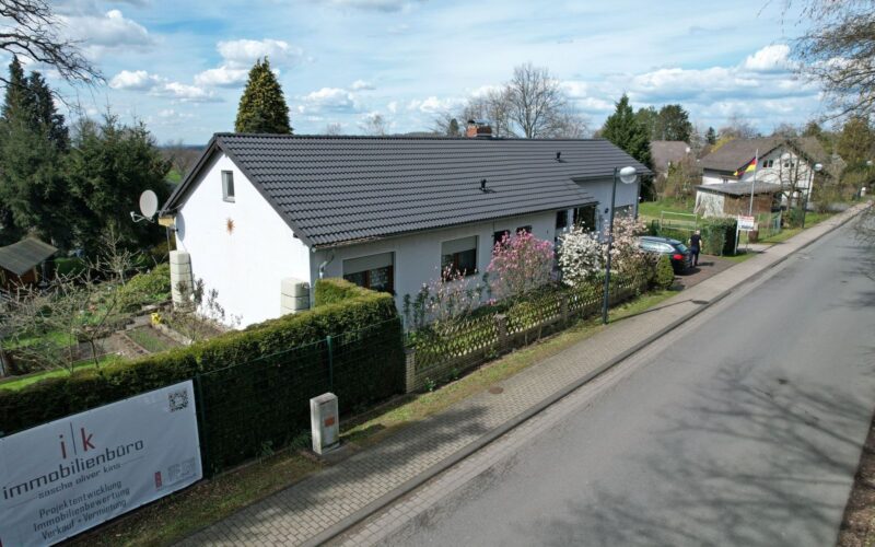 Gepflegter Bungalow mit tollem Garten, Teilkeller, Garage. Auf 898 m² Grundstück in Bad Honnef